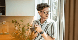 man creating consistent meal time routines as part of his recovery