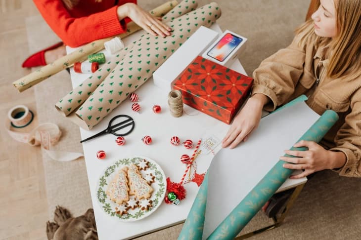 Illustration of people wrapping gifts