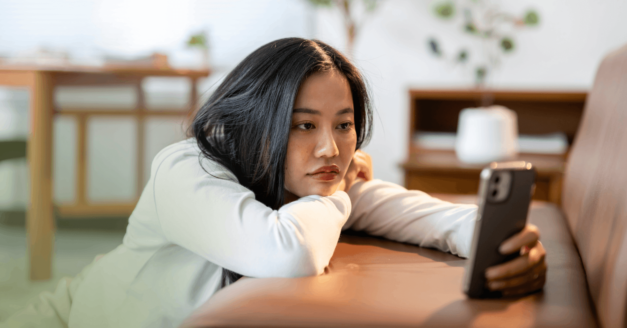 woman with relationship anxiety comparing herself to other couples online