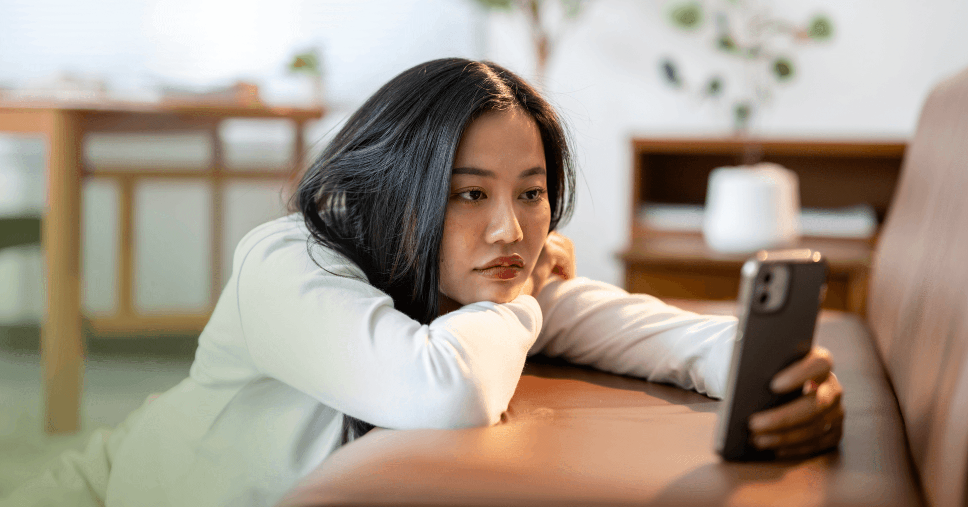 woman with relationship anxiety comparing herself to other couples online